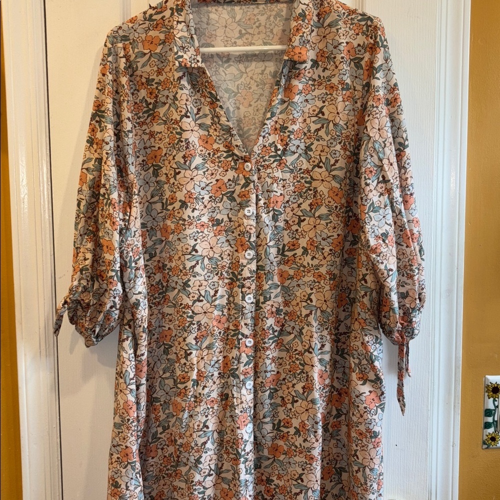 FLORAL BUTTON UP DRESS OR TUNIC TOP
CAN BE WORN WITH A BELT SIZE XL PTP 24”